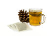 Herbata z czysta w szklance, szyszka i torebki herbaty na białym tle