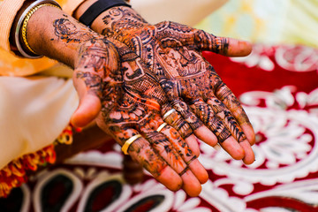 Wall Mural - Indian wedding ceremony : groom hand with mehandi design