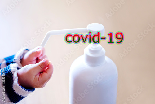 赤ちゃんの手と消毒用ボトルとcovid 19の文字とコピースペース Stock Photo Adobe Stock