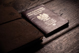 Fototapeta  - Zdjęcie notesu i paszportu na drewnianym, naturalnym stole