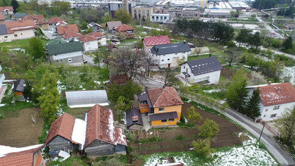 A drone view og houses in a neighbourhood