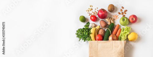 Delivery or grocery shopping healthy food © mizina