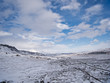 Straße in Island durch das verschneite Lavafeld