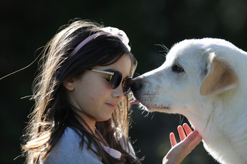 perro y niña