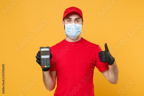 Cuadros en Lienzo Delivery man in red cap blank t-shirt sterile mask gloves isolated on yellow bac
