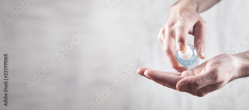 Fotomural Man hand using wash hand sanitizer gel. Coronavirus. Hygiene