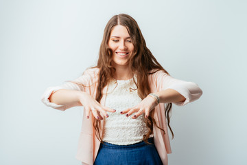 Wall Mural - on a gray background young girl gestures and speaks