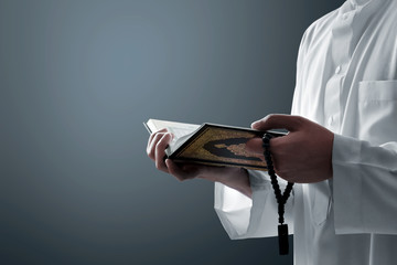 Canvas Print - Religious muslim man reading holy quran