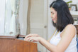 © Look Aod 27 - Pregnant women playing the piano.