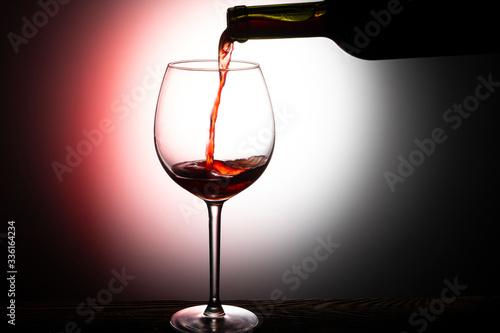 Photo red wine pouring into glass