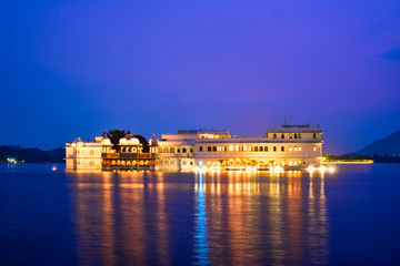 Fototapete - Romantic luxury India travel tourism - Lake Palace (Jag Niwas) complex on Lake Pichola in twilight, Udaipur, Rajasthan, India