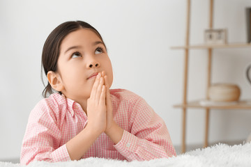 Canvas Print - Cute little Asian girl praying at home