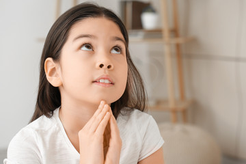 Canvas Print - Cute little Asian girl praying at home