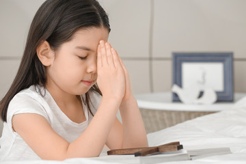 Canvas Print - Cute little Asian girl praying at home