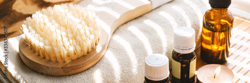 Fotografía Close-up shot of bathing brush with essential oils and candles