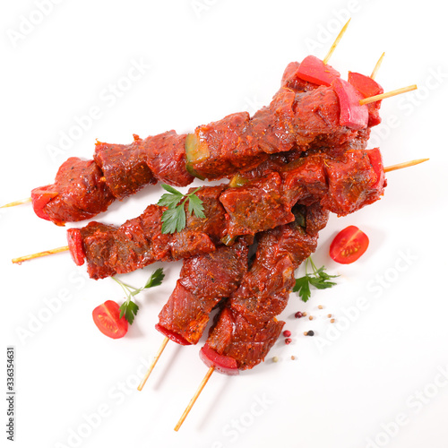 Cuadros en Lienzo raw beef skewer for barbecue isolated on white background
