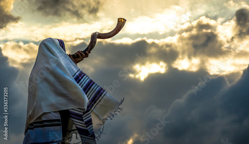 Cuadros en Lienzo Jewish man in a tallith prayer shawl against dramatic sky