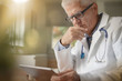 © goodluz - Doctor in laboratory using digital tablet
