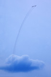 Fototapeta Tęcza - samoloty wylatujące z chmury 