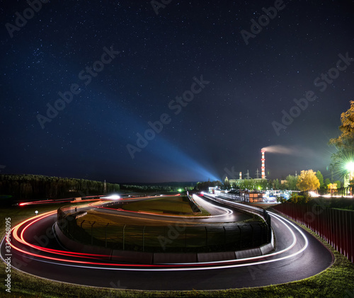 Cuadros en Lienzo Night racing track with light trails on the racing circuit