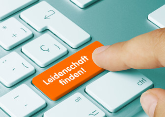 Leidenschaft finden! - Wort auf orangefarbenen taste.