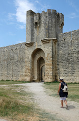 Poster - Tor an der Stadtmauer von Aigues-Mortes