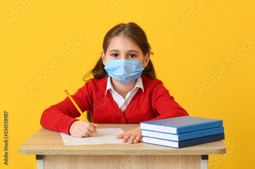 Fotomural Pupil in medical mask passing exam against color background