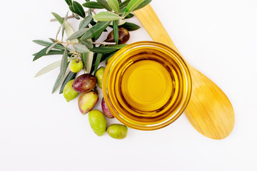 Wall Mural - bowl of extra virgin olive oil with olives and olive branches isolated