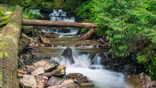 Wodospady na górskiej rzece