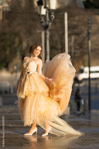 Fotomural GIRL IN BEAUTIFUL BEIGE DRESS escapes from coronovirus
