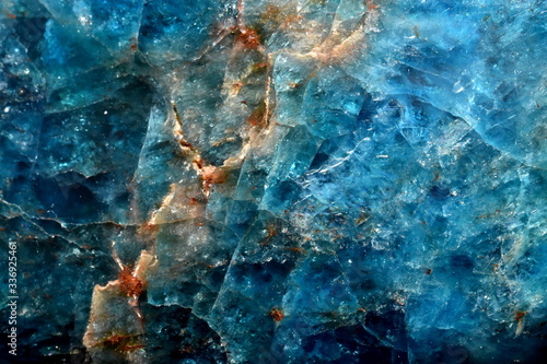 Fotografía Abstract blue crystal macro background with coppery lines