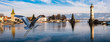 Graureiher fliegt im Hafen von Lindau Bodensee