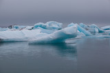 Fototapeta Morze - Eisberge in isländischer Gletscherlagune Jökulsarlon, teilweise mit Seehunden. Gletscherabbruch.