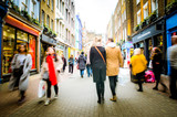 Fototapeta Londyn - Anonymous people on busy London shopping street