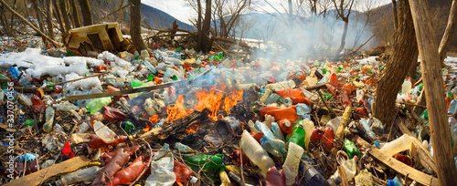 Cuadros en Lienzo Spring flood and shore with garbage