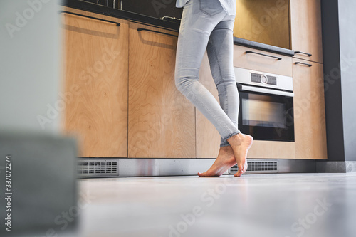 Fotomural Slim Caucasian female cook at the countertop