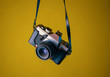 © Renán Vicencio Uribe - camara fotografica antigua sob re fondo amarillo mostaza