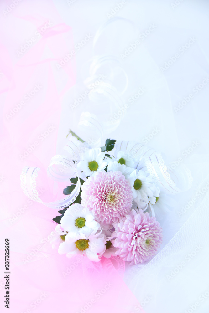Obraz Premium パステルカラーのピンポンマムと白の小菊の花束 グレーと白のチュールの背景 Roze Obraz Premium