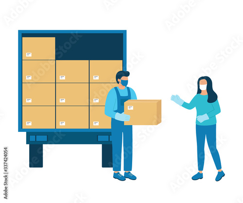 Fotografía Loader man gives buyer box of goods