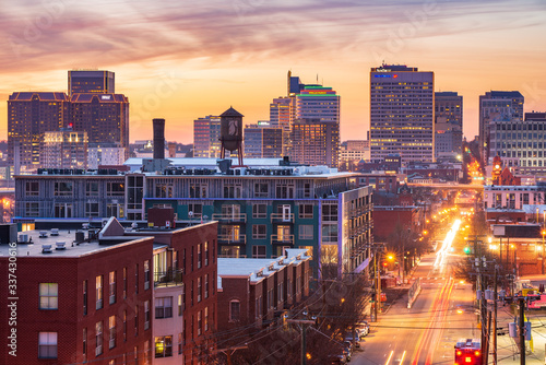 Fotomural Golden Sunset View in Downtown Richmond Virginia, from atop Libby Hill Park by M