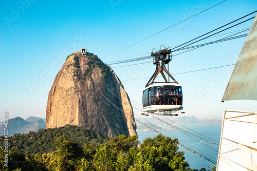 Mata magnetyczna Góra Pao de Acucar z kolejką linową i punkt widokowy na całe Rio de Janeiro w Brazylii.