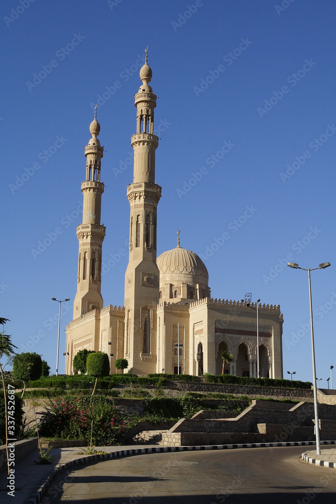 Mosque in the city of Aswan, Egypt - obrazy, fototapety, plakaty 