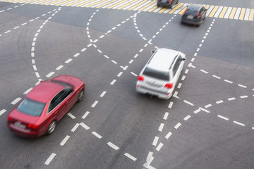 Canvas Print - Cars at the intersection of multi-lane streets.