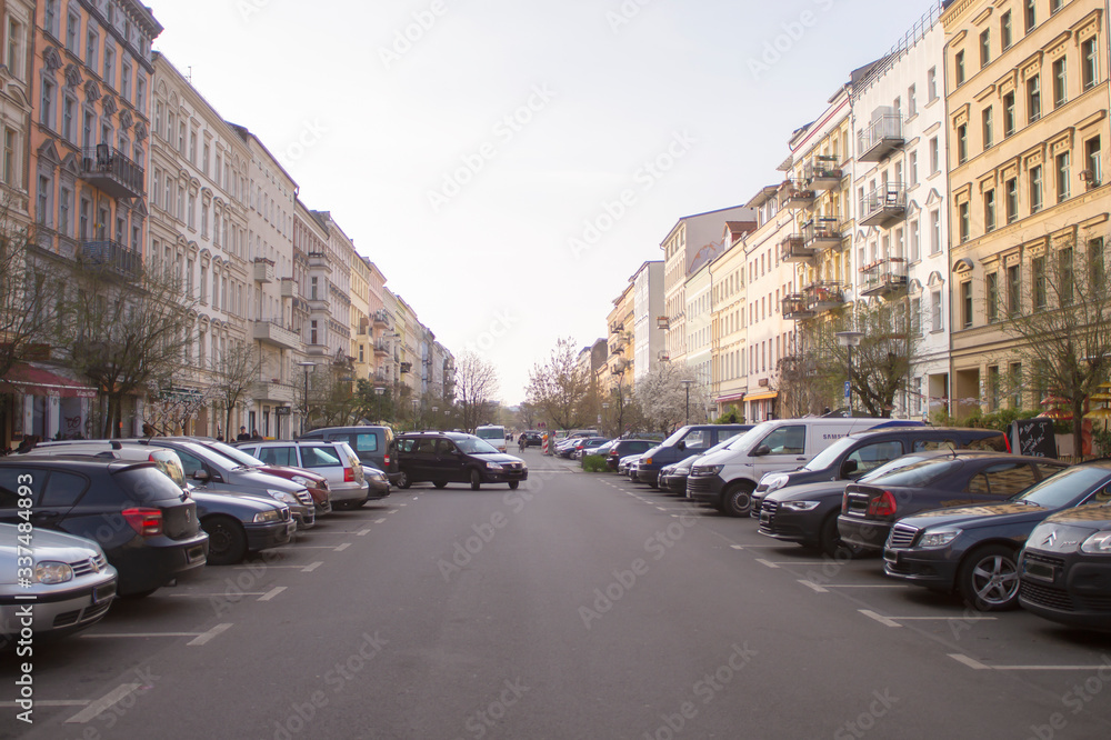 Parkplatz Problem in Berlin Prenzlauer Berg Innenstadt - obrazy, fototapety, plakaty 