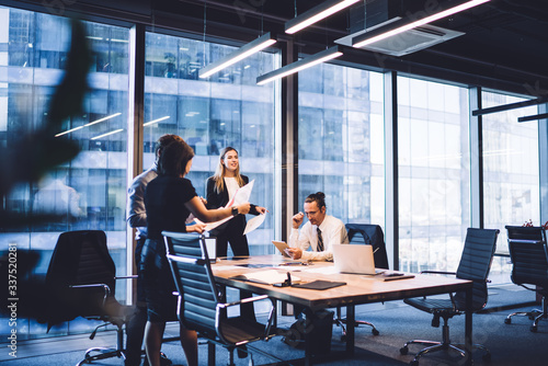 Fotografía Cooperation process of professional male and female partners, successful corpora