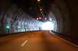 Blick in einen Autobahntunnel, Tunnelröhre

