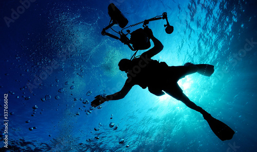 Obrazy nurkowanie  nurek-na-glebokim-morzu-nurkowanie-pod-woda-sylwetka-nurka-plywajacego-pod-woda