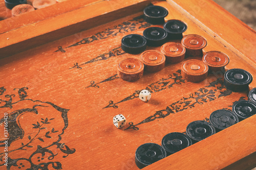 Fotografía Old wooden backgammon board game