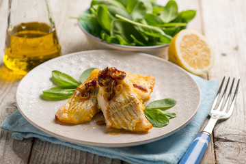 Canvas Print - cod baked with onions and fresh spinach salad