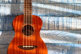 Fototapeta  - el ukelele es un instrumento musical similar a la guitarra pero más pequeño y con cuatro cuerdas, fácil de tocar y muy divertido
